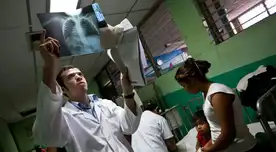 Es importante diagnosticar precozmente la enfermedad en adultos mayores de 65 años y personas con enfermedades crónicas.