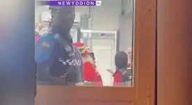 Algunos fans galeses tuvieron problemas para ingresar al estadio tras tener sobreros de arcoíris Algunos fans galeses tuvieron problemas para ingresar al estadio tras tener sobreros de arcoíris