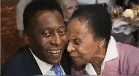 La madre de Pele, Doña Celeste, tiene 100 años y su condición de salud no es muy buena.