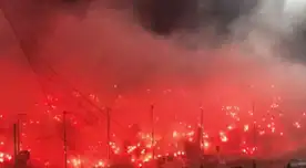 Así fue como hinchas locales prendieron bengalas en el duelo PAOK vs. Olympiacos  y retrasaron el partido