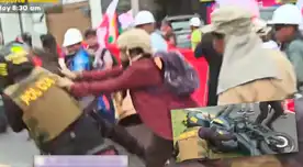 El presunto manifestante empujó al policía motorizado y provocó un tenso enfrentamiento durante las manifestaciones contra Dina Boluarte.