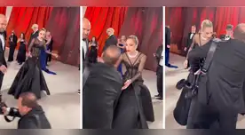 Lady Gaga ayuda a fotógrafo en los Oscar 2023. Lady Gaga ayuda a fotógrafo en los Oscar 2023.