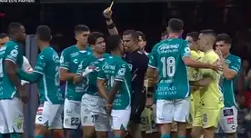 Árbitro Fernando Hernández patea en los genitales a Lucas Romero en el América vs. León por la Liga MX Árbitro Fernando Hernández patea en los genitales a Lucas Romero en el América vs. León por la Liga MX