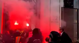 Francia: Manifestantes ferroviarios en huelga irrumpen en sede de Louis Vuitton en París
