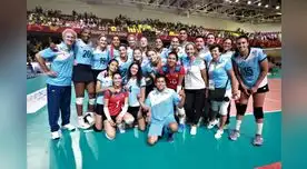 Horacio Bastit posa al lado de sus pupilas que desarrollaron un buen partido ante victorianas.