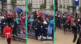 Caballo se enloquece y casi provoca accidente tras la coronación de Carlos III Caballo se enloquece y casi provoca accidente tras la coronación de Carlos III