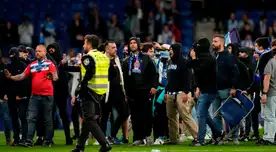 Jugadores del Barcelona son correteados tras ingreso de los hinchas del Espanyol para agredirlos Jugadores del Barcelona son correteados tras ingreso de los hinchas del Espanyol para agredirlos