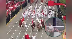 Señora de la tercera edad baila marinera desde su casa al ver el Desfile Militar.