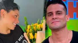 Pamela Franco recibió flores amarillas.