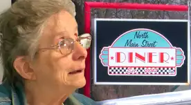 Lou Ann conmovió a miles trabajando a sus 79 años por un peculiar caso. Lou Ann conmovió a miles trabajando a sus 79 años por un peculiar caso.