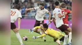 El portero Shusaku Nishikawa trata de neutralizar al delantero del City Jack Grealish. El portero Shusaku Nishikawa trata de neutralizar al delantero del City Jack Grealish.