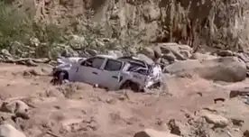 Así quedo la camioneta entre las aguas del río Chillón.