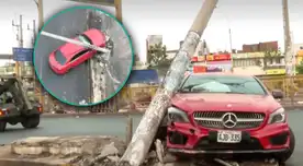 Vehículo se impactó contra un poste de Luz y este está a punto de caer.