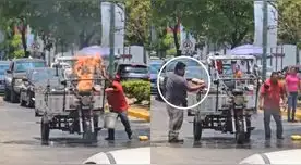 Un hombre apaga incendio de una motocicleta con una Coca-Cola en México.
