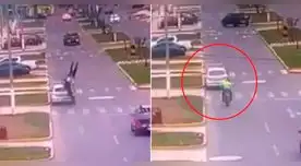 El policía salió volando tras chocar violentamente contra un carro.