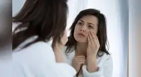 Incluye en tu dieta suficientes proteínas, grasas saludables y agua para mantener la elasticidad y la hidratación de tu piel. Incluye en tu dieta suficientes proteínas, grasas saludables y agua para mantener la elasticidad y la hidratación de tu piel.