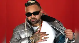 Cantante Rowell Urban está dando la hora.