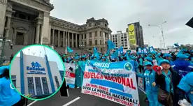 Los trabajadores del sector salud realizan un paro en los exteriores del Palacio de Justicia.