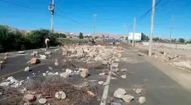 Conductores y pasajeros se enfrentan a pedradas contra mineros informales en Arequipa Conductores y pasajeros se enfrentan a pedradas contra mineros informales en Arequipa