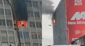 Incendio en edificio de la avenida Abancay es atendido por unidades de bomberos. Incendio en edificio de la avenida Abancay es atendido por unidades de bomberos.