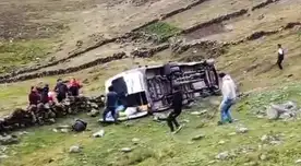 Minivan se despistó en carretera de Juliaca y dejó a 6 personas gravemente heridas: Terminó volcado