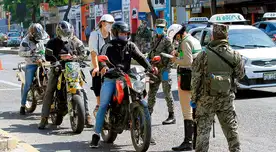 Prohíben que dos personas transiten en una motocicleta.