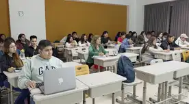 Carlos Jiménez brinda información a las personas sobre la pensión y acompañamiento que otorga el Ministerio de Desarrollo e Inclusión Social, a través del Programa Contigo.