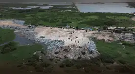 Investigación descubrió toneladas de ropa usada en humedales de Ghana.