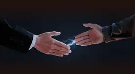 ¿Por qué sentimos una pequeña descarga eléctrica al tocar a alguien? La ciencia lo explica.