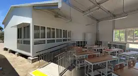 Entregan aulas modulares en Mórrope para fortalecen el aprendizaje.