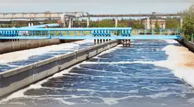 Científicos crean innovadora solución con nanopartículas flotantes que eliminan toxinas en segundos.