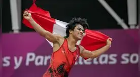 Celebra el luchador peruano.