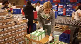 Houston salva el verano de miles de niños con comida gratis pese a recortes del gobierno.