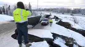 Terremoto de 7.3 provoca alerta de tsunami y huida hacia zonas elevadas.