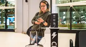 Así roban tu información cuando cargas el celular en aeropuertos.