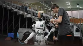 Científicos crean "robot caníbal" que aumenta su tamaño y fuerza al consumir robots pequeños.