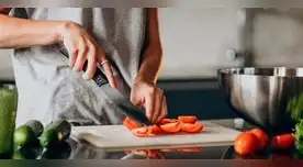 Doctor comparte los peligros detrás de usar utencilios de madera al momento de cocinar