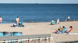 Autoridades advierten el agua en playas de EE. UU. está contaminada antes de Labor Day.
