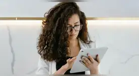 Las 7 especialidades emergentes que la inteligencia artificial traerá al mercado laboral en 2030