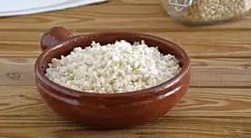 El arroz integral es rico en fibra, vitaminas y minerales. Descubre sus beneficios para la salud.