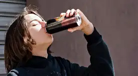 Descubre los efectos negativos de las bebidas energéticas en la salud, especialmente en adolescentes.