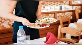 Ayudar a los mozos a recoger la mesa revela más de tu personalidad de lo que imaginas: esto dice la psicología