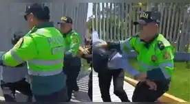 PNP rodea exteriores de San Marcos y PUCP: video capta momento donde detienen a un estudiante. PNP rodea exteriores de San Marcos y PUCP: video capta momento donde detienen a un estudiante.