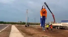 Ciudadanos arman GIGANTESCO MUÑECO de KEIKO FUJIMORI por Año Nuevo: mide 10 metros y lo carga una grúa