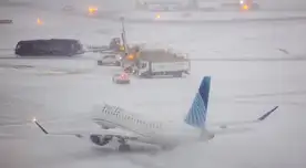 El frío extremo golpea los cielos de EE.UU. récord de vuelos cancelados tras la pandemia.