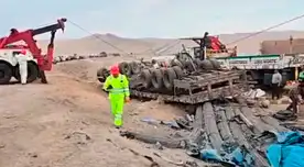 Tragedia en Huacho: cuatro adultos y un menor a bordo de miniván mueren aplastados por tráiler en el km 103 de la Panamericana Norte Tragedia en Huacho: cuatro adultos y un menor a bordo de miniván mueren aplastados por tráiler en el km 103 de la Panamericana Norte