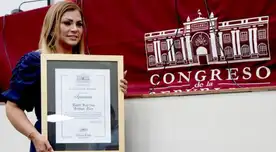 Ruth Karina fue condecorada por el Congreso