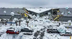 Tormenta de granizo causa colapso de tragaluces sobre clientes del Walmart.