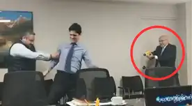 Carlos Bruce, alcalde de Surco, genera polémica tras video usando pistola eléctrica contra su asesor en ambiente privado.