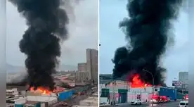 Voraz incendio en plena avenida Colonial genera alarma Voraz incendio en plena avenida Colonial genera alarma